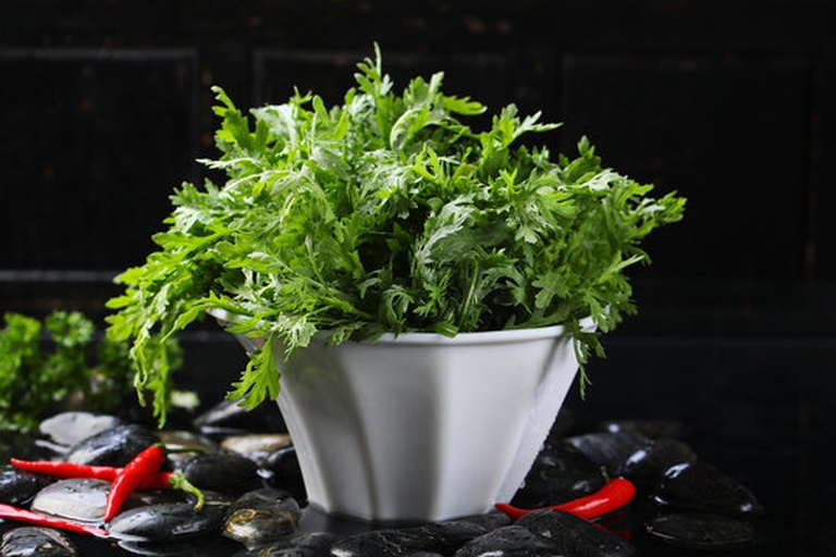 成品油泼茼蒿特写