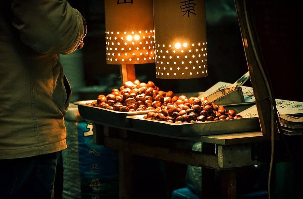 法国乡村集市上的栗子摊位全景