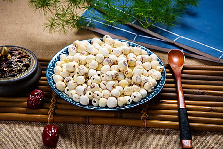 石榴与其他健脾食材组合摆盘