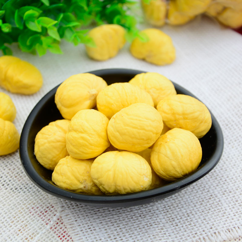 厨房中使用板栗仁油制作料理的场景