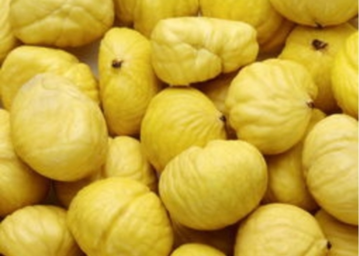 新鲜板栗(Castanea mollissima)去壳后横切特写,展示其高淀粉质地与淡黄色果肉,体现其作为低脂高碳水坚果类农产品的典型形态特征 板栗横切特写:金黄色果肉饱满,表面微泛油润光泽,背景为木质砧板与竹制蒸笼