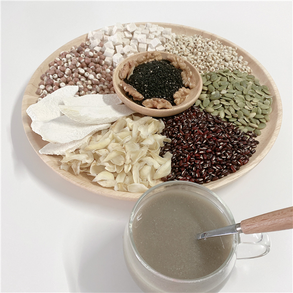 图片展示侧柏仁与其他食材搭配制作养生粥的步骤与成品图 侧柏仁食疗做法示意图