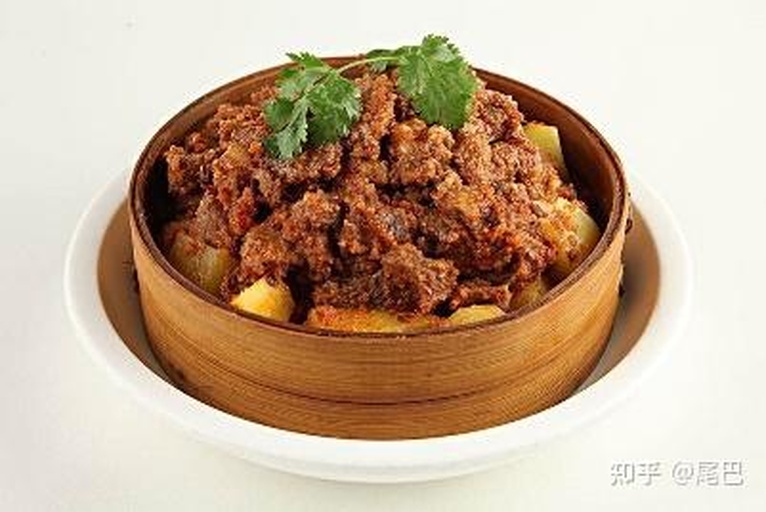 高清微距摄影:竹蒸笼内分层摆放的山药片(上层,淡黄色、表面微带黏液光泽)与土豆块(下层,浅黄白色、切面平整无氧化斑),蒸汽孔清晰可见,背景为不锈钢蒸锅边缘 山药与土豆蒸制前分层摆放特写