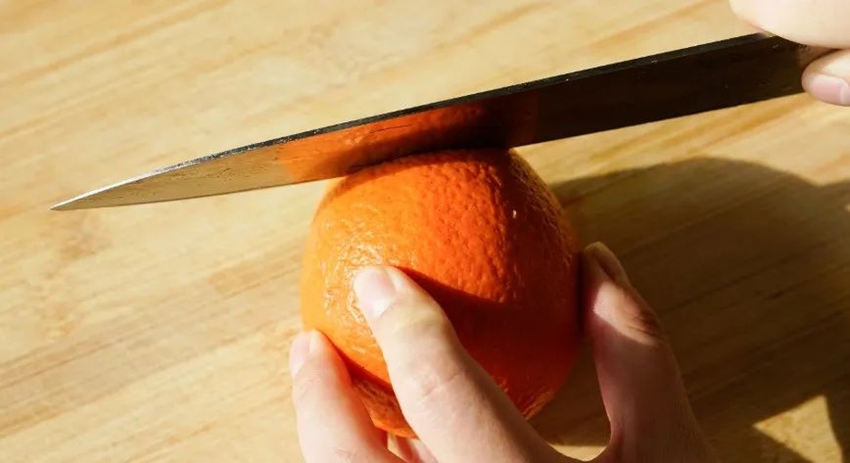 消费者手持切开的橙子检查果肉状态