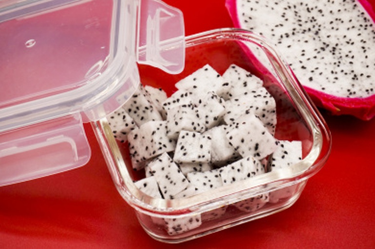 未切开的火龙果整齐摆放在厨房台面与冰箱抽屉中对比场景