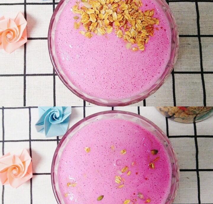 一位母亲在厨房中将速冻红颜草莓倒入搅拌机,旁边摆放着牛奶和燕麦片,桌面上有玻璃杯装的红色思慕雪,阳光透过窗户洒入,营造温馨健康的早餐氛围 家庭使用场景