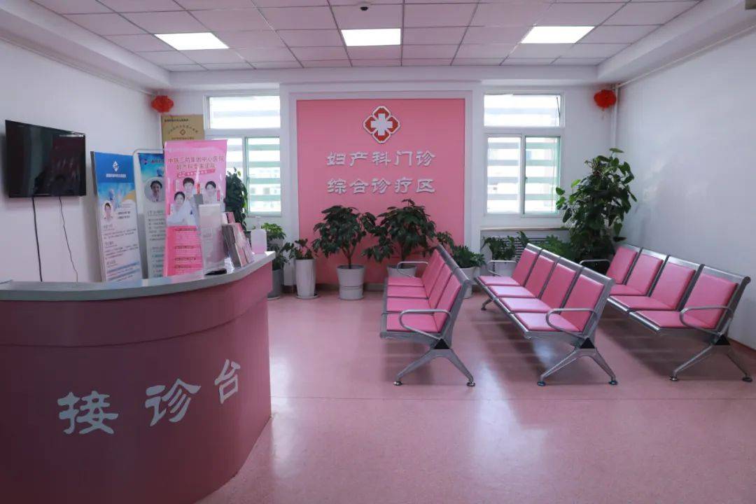 医院皮肤科诊室中医生使用激光设备为患者进行面部色素斑治疗