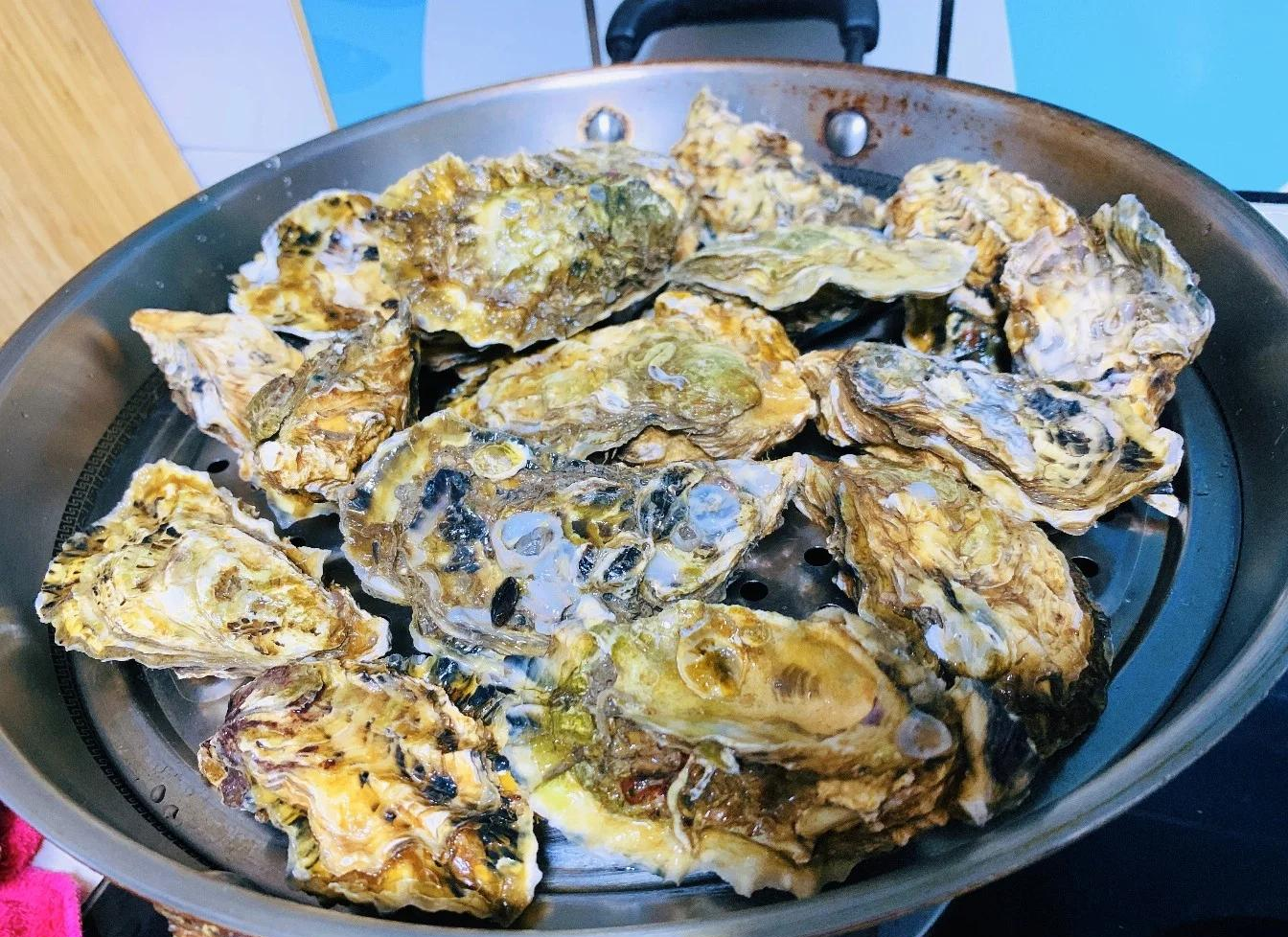 蒸好的生蚝，肉质饱满，色泽诱人