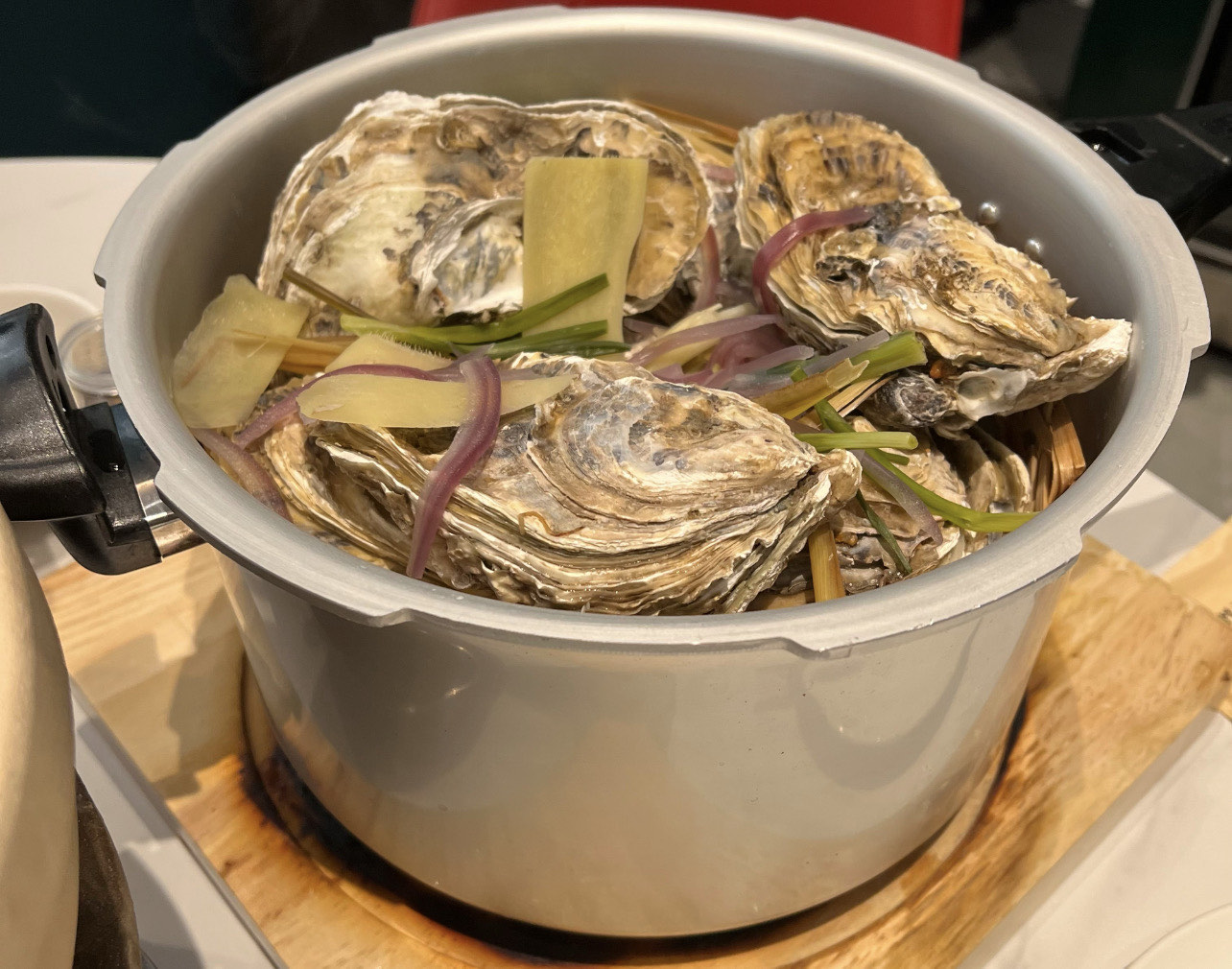 孕妇食用蒸熟牡蛎场景