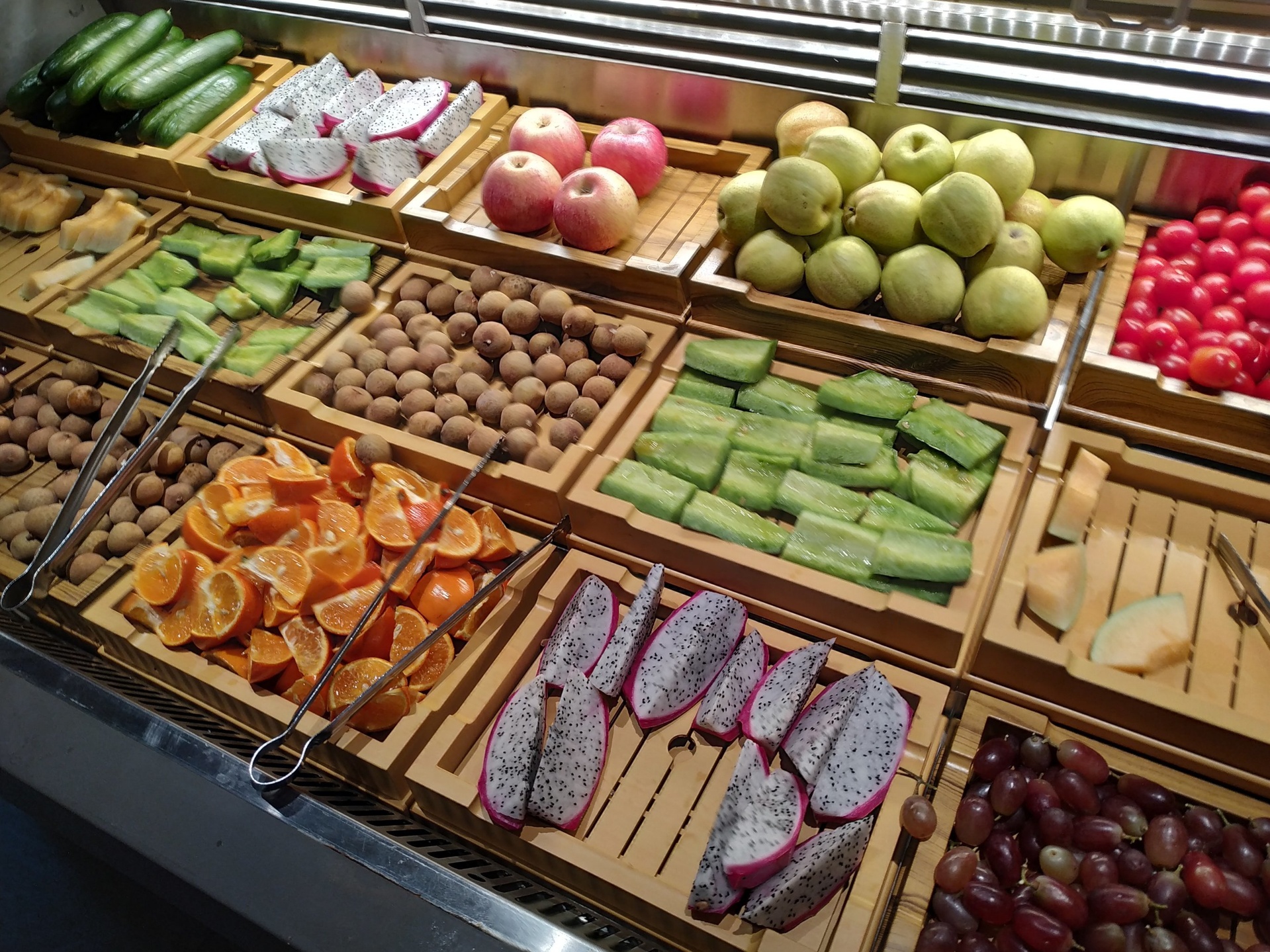 木质托盘上摆放着切好的柠檬片、红心柚瓣、葡萄柚果肉和一小碗晶莹的剥壳龙眼,背景虚化的绿叶增添自然感,展示8月可选的清爽水果组合 夏季时令水果拼盘特写