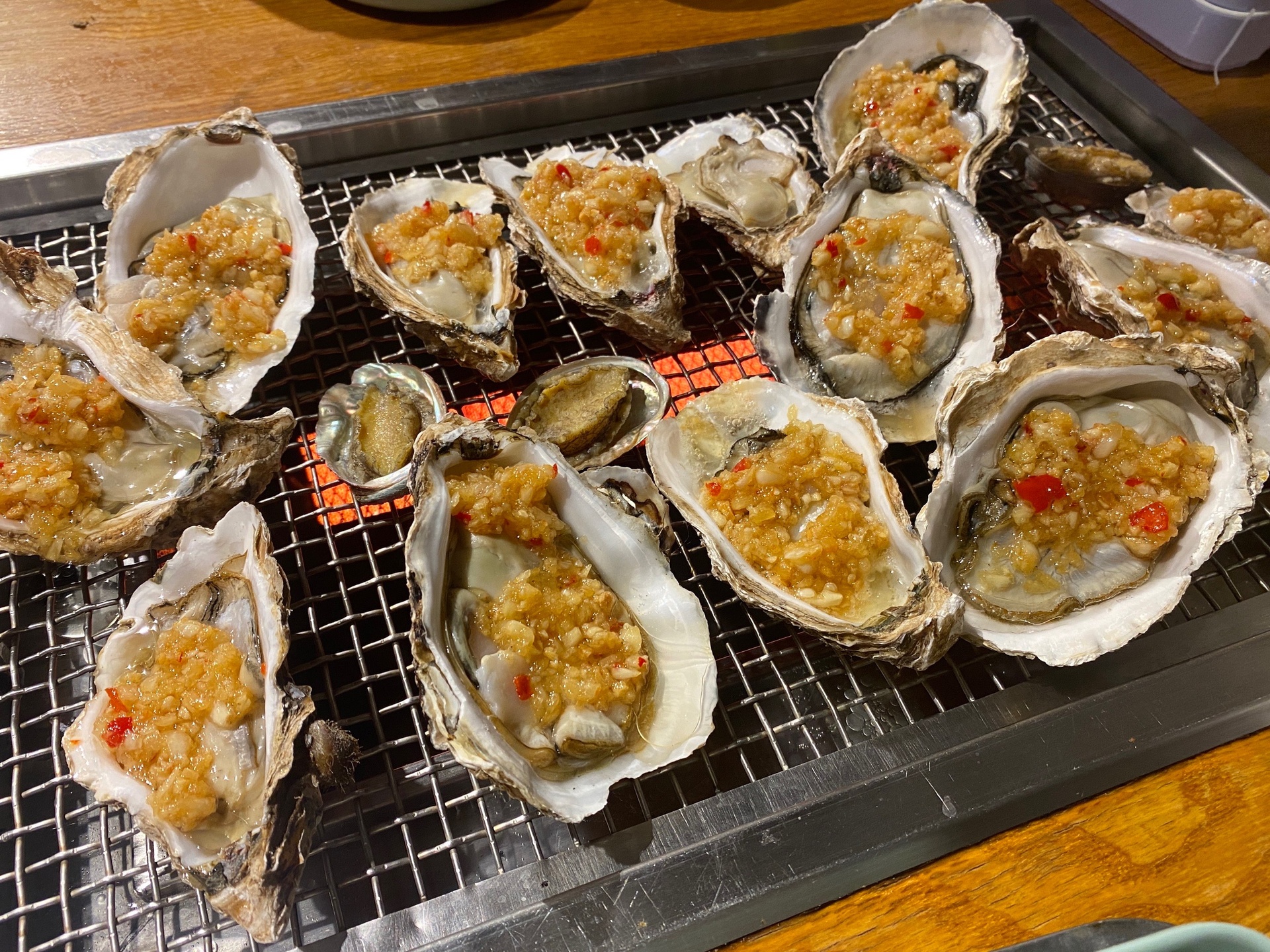 街头烧烤摊上的烤生蚝特写