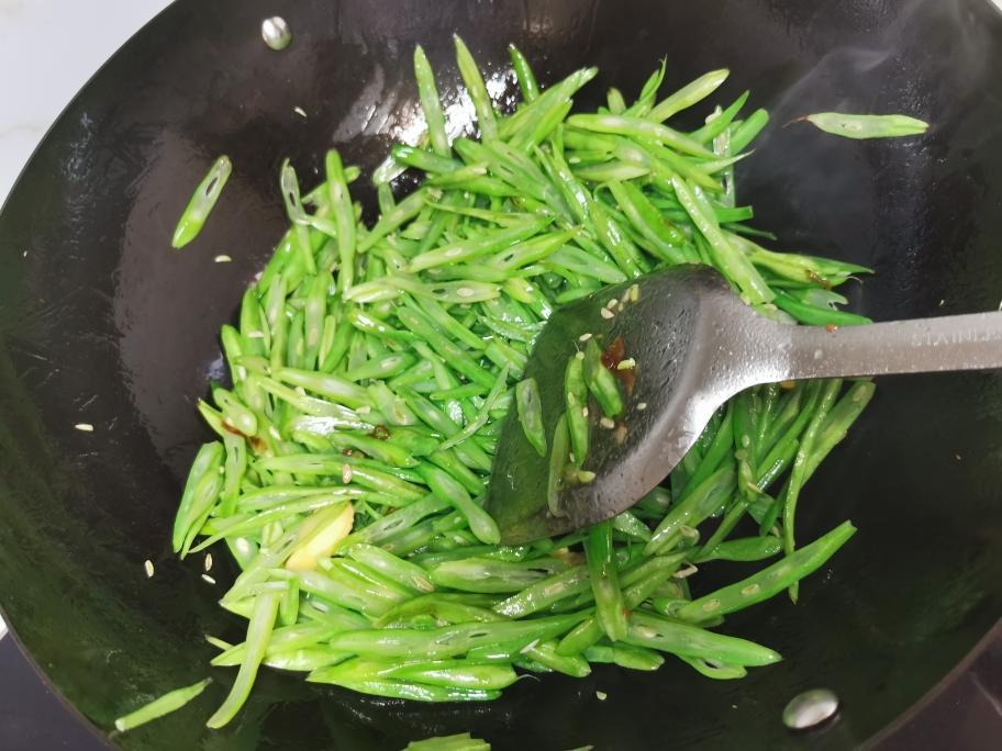 蒜蓉炒四季豆翻炒过程