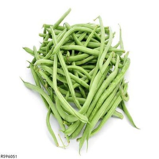 一位家庭主妇正在厨房中清洗新鲜翠绿的四季豆,水珠溅起,背景为整洁的料理台和切菜板,展现食材准备的真实场景 图片描述