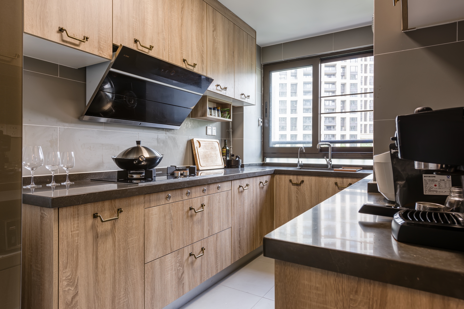 一间现代风格的厨房,木质操作台上放着一个透明喷雾瓶,标签写着‘天然清洁剂’,旁边是打开的圆柚油滴瓶和半个新鲜柚子,背景香薰机散发淡淡白烟,窗户透进阳光,展现自然健康的生活方式 家居环境中使用圆柚油做清洁与扩香的场景