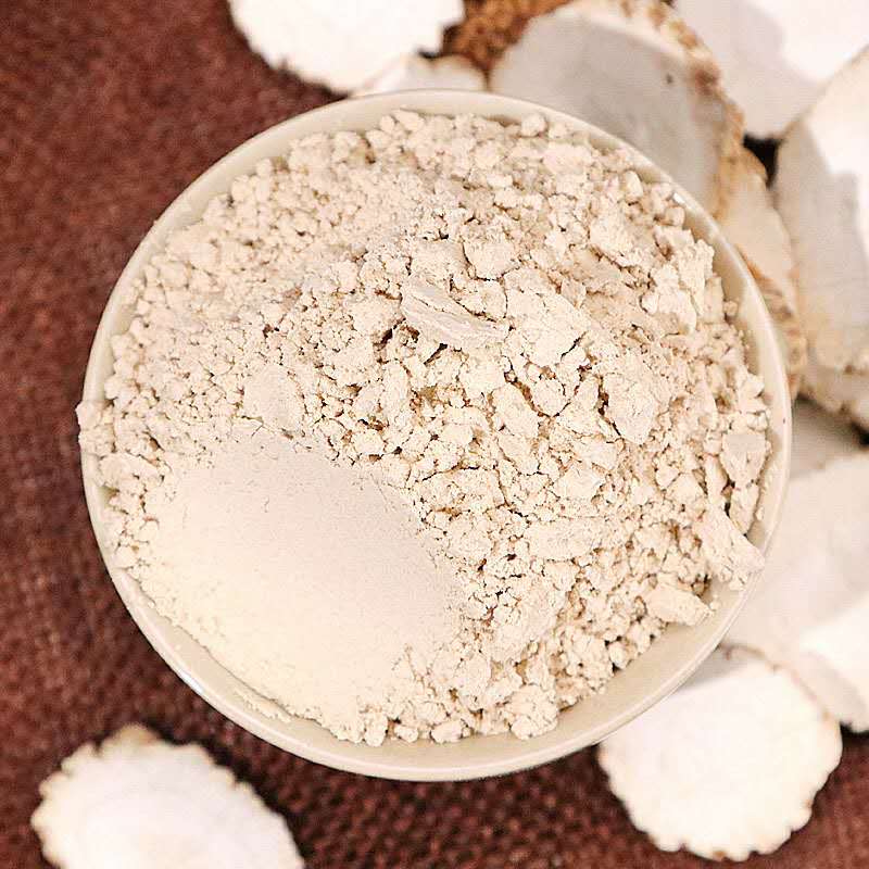 一家人围坐在餐桌前享用热气腾腾的棒骨山药汤