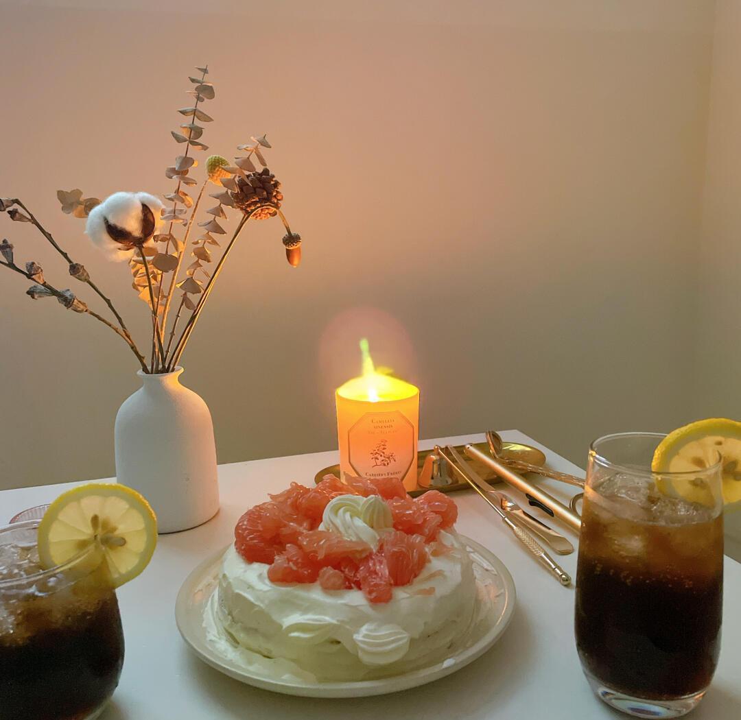 情侣分享奶油草莓甜点