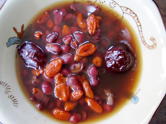 黑豆枸杞红枣炖汤图