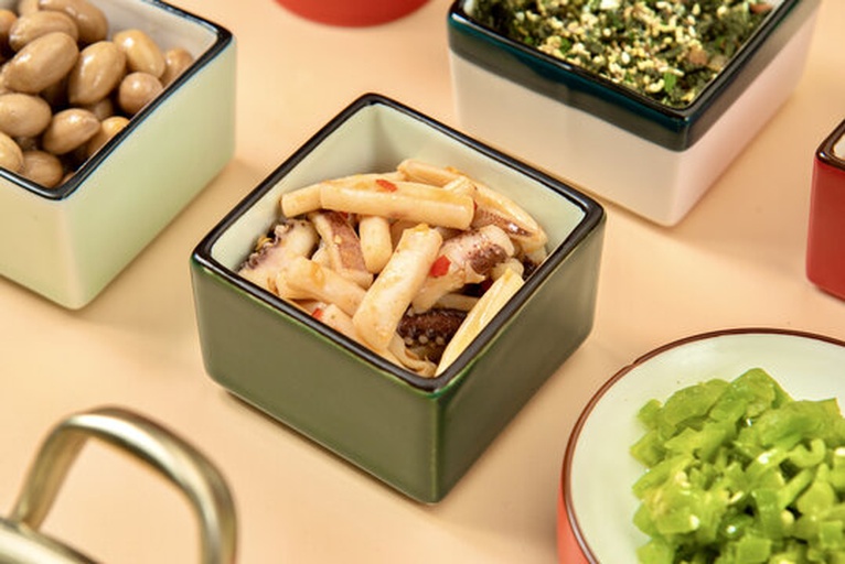 圆包菜美食拼盘：包含清炒圆包菜、凉拌包菜丝、包菜猪肉饺子、烤包菜船四款成品摆放在原木托盘上，色彩丰富、热气与质感并存，展现多样吃法