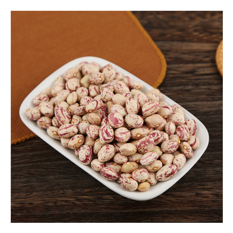 高清美食摄影,双构图呈现两种经典青胡豆家常做法,强调食材本色、火候状态与地域风味特征,背景虚化突出食物质感 青胡豆家常烹饪对比图:左为清炒青胡豆(翠绿豆粒泛油光,配红椒丁与蒜末);右为青胡豆笃笋(浅褐笋片与青豆相间,汤汁清亮微稠,撒葱花)