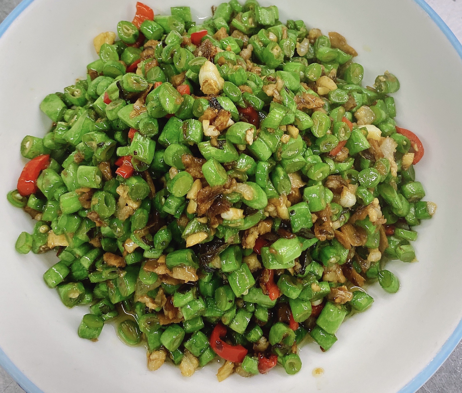 成品四季豆炒土豆的摆盘效果