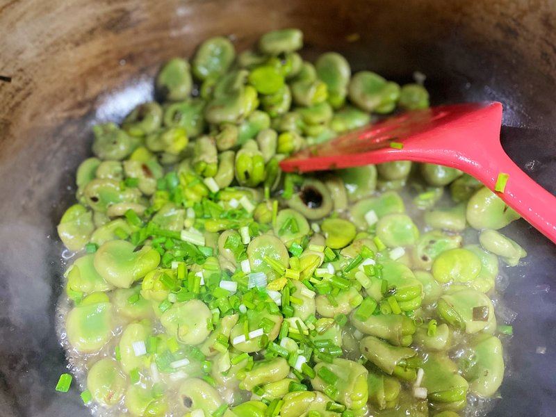 绿心蚕豆烹饪前后对比图