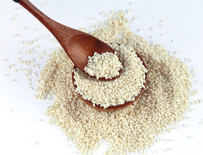 厨房场景：破壁机正在运行中，玻璃杯体内芝麻呈动态飞溅状，机身显示「干磨」模式亮起；旁边摆放筛网、吹风机与分装小碗