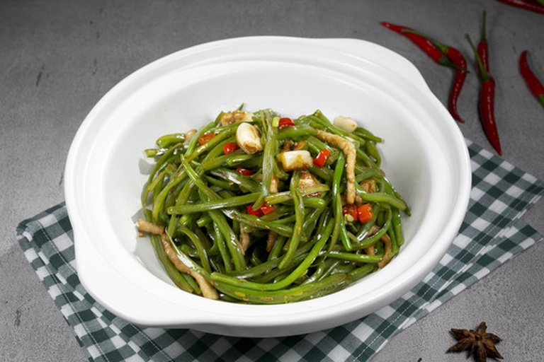 五花肉卷蒜薹出锅成品图