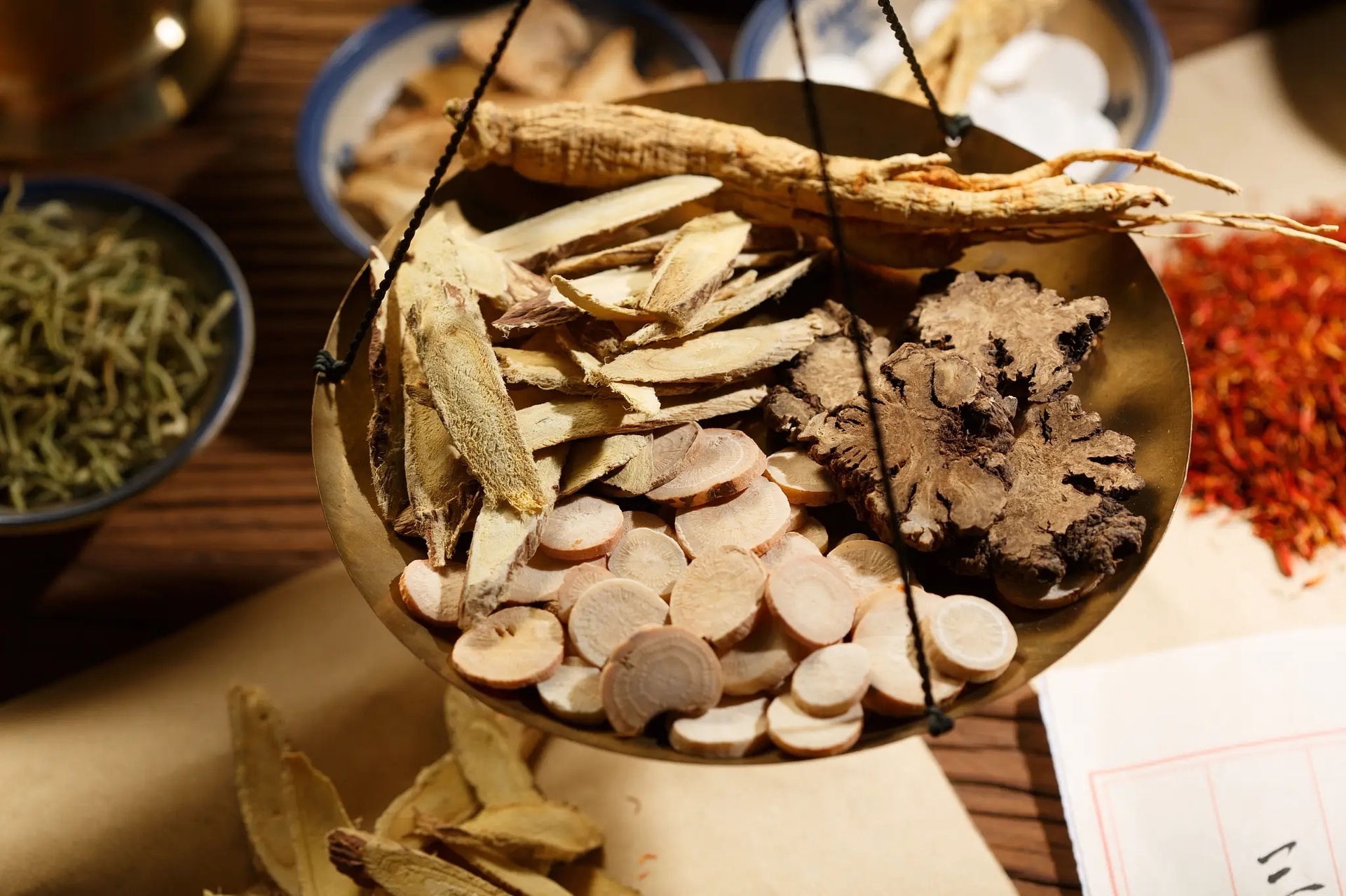 中医师为儿童把脉开方场景