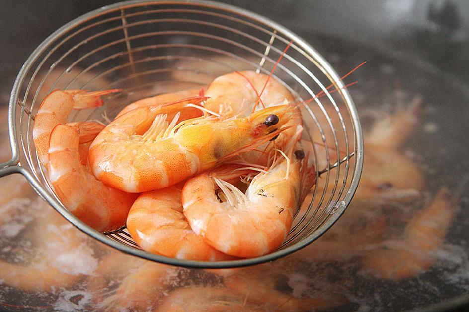 葱油㸆大虾烹饪过程
