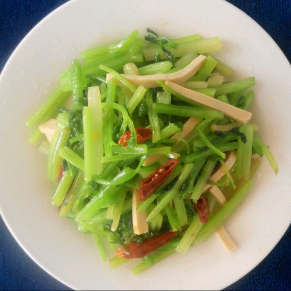 芹菜与豆腐干搭配炒制,营养均衡且口感清爽 芹菜炒香干