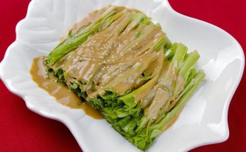 芝麻酱应用场景拼图：左上凉拌菠菜淋酱、右上日式蘸汁配秋葵、左下抹吐司早餐、右下酒酿圆子撒桂花芝麻酱