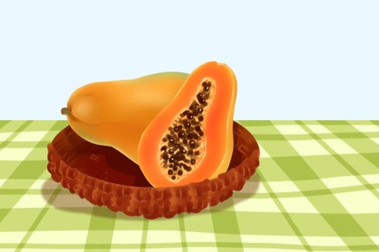 一张俯拍图,桌面上摆放着两个木瓜,一个完整未切,另一个已被剖开露出橙红果肉;旁边是一个牛皮纸袋内放有一颗青黄相间的木瓜和一个苹果,另有一小碗冷藏的木瓜块置于玻璃餐盘中,背景为现代厨房环境 厨房中木瓜保存方法示意图