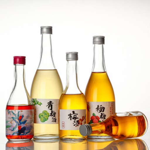 地理标志青梅酒产品对比图：左侧为福建诏安青梅酒（蓝白标，印有“中国地理标志”徽章及SC编号SC1150200000012），右侧为普通梅子酒（无标示），瓶身标签特写突出“青梅”原料与执行标准GB/T 27588