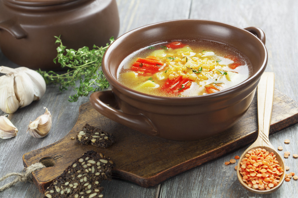 红扁豆炖胡萝卜汤成品图,展示浓稠汤汁与胡萝卜块的搭配 红扁豆炖胡萝卜汤成品图