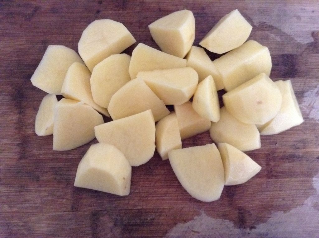 家庭厨房中正在切土豆的场景