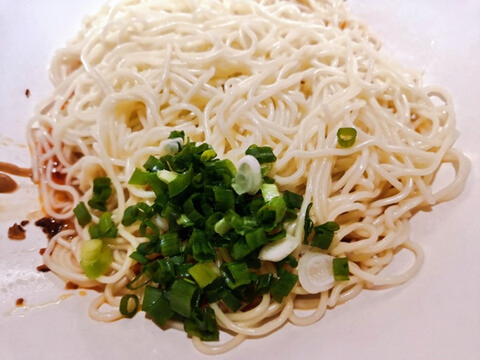 葱油拌面成品图,色泽油亮,葱香四溢 葱油拌面成品图