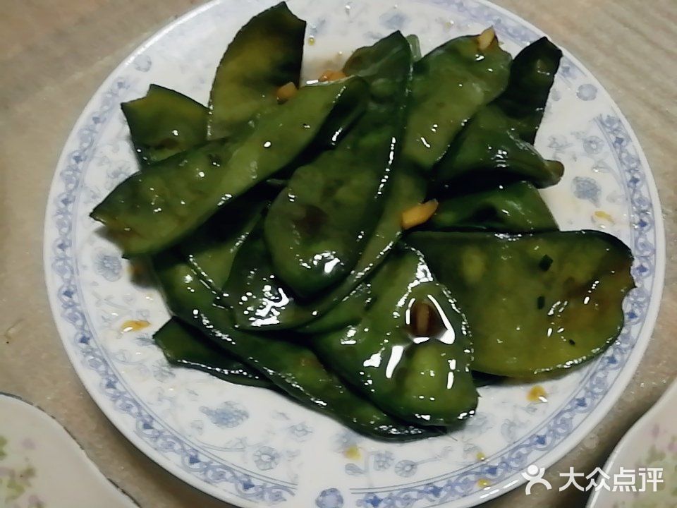 扁豆芽菜炒制完成装盘效果,强调色泽鲜绿、形态挺立、油润不腻、无多余汤汁的视觉质感 成品扁豆芽菜装盘特写:翠绿芽菜整齐铺于白瓷盘,点缀金黄蒜片与红椒圈,表面油润反光,无汁水残留,芽尖挺立