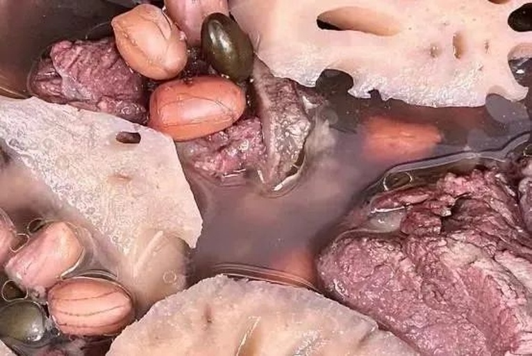 萝卜煲猪肺成品汤品特写