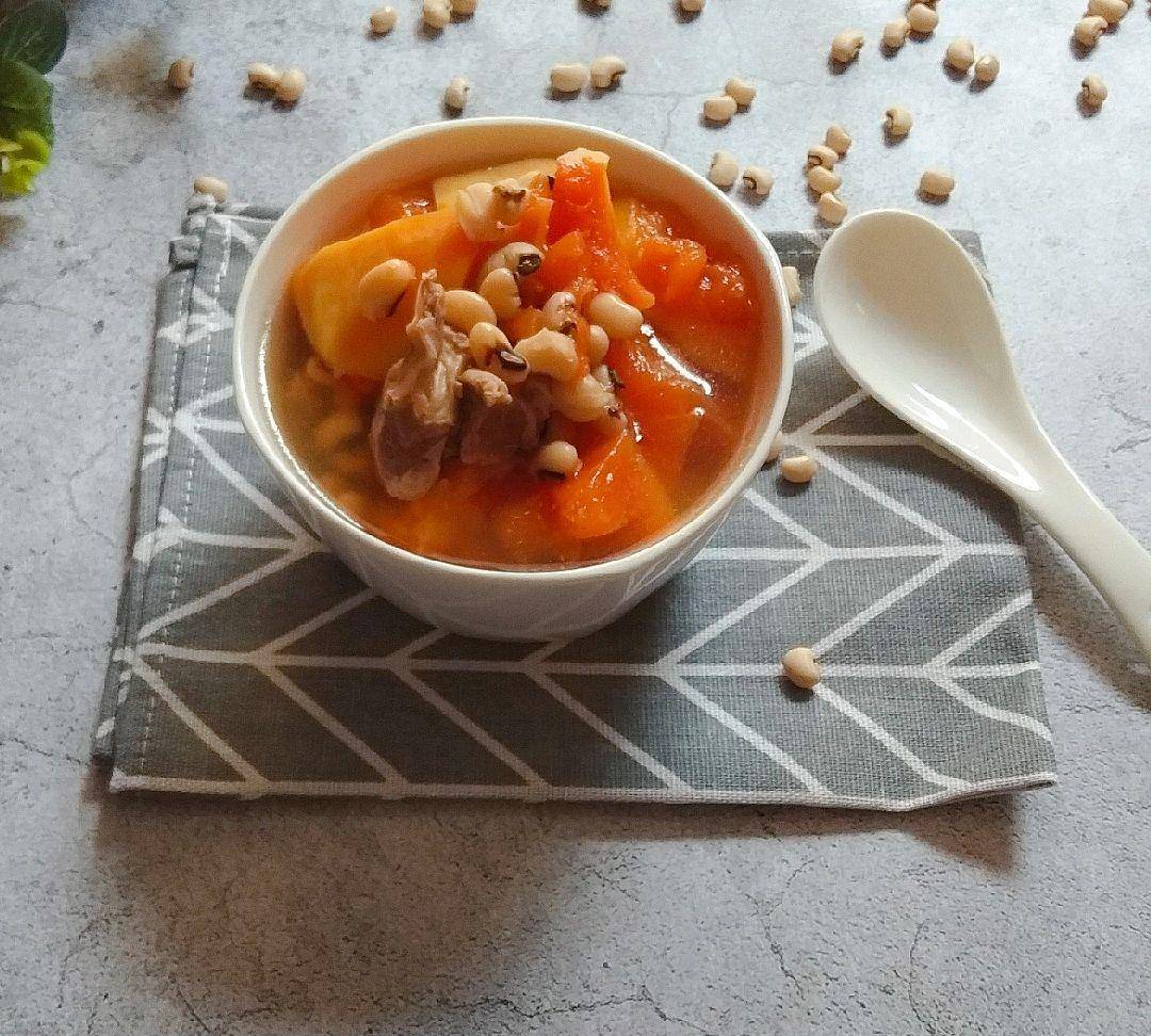 成品黑豆猪尾汤盛于白瓷碗中