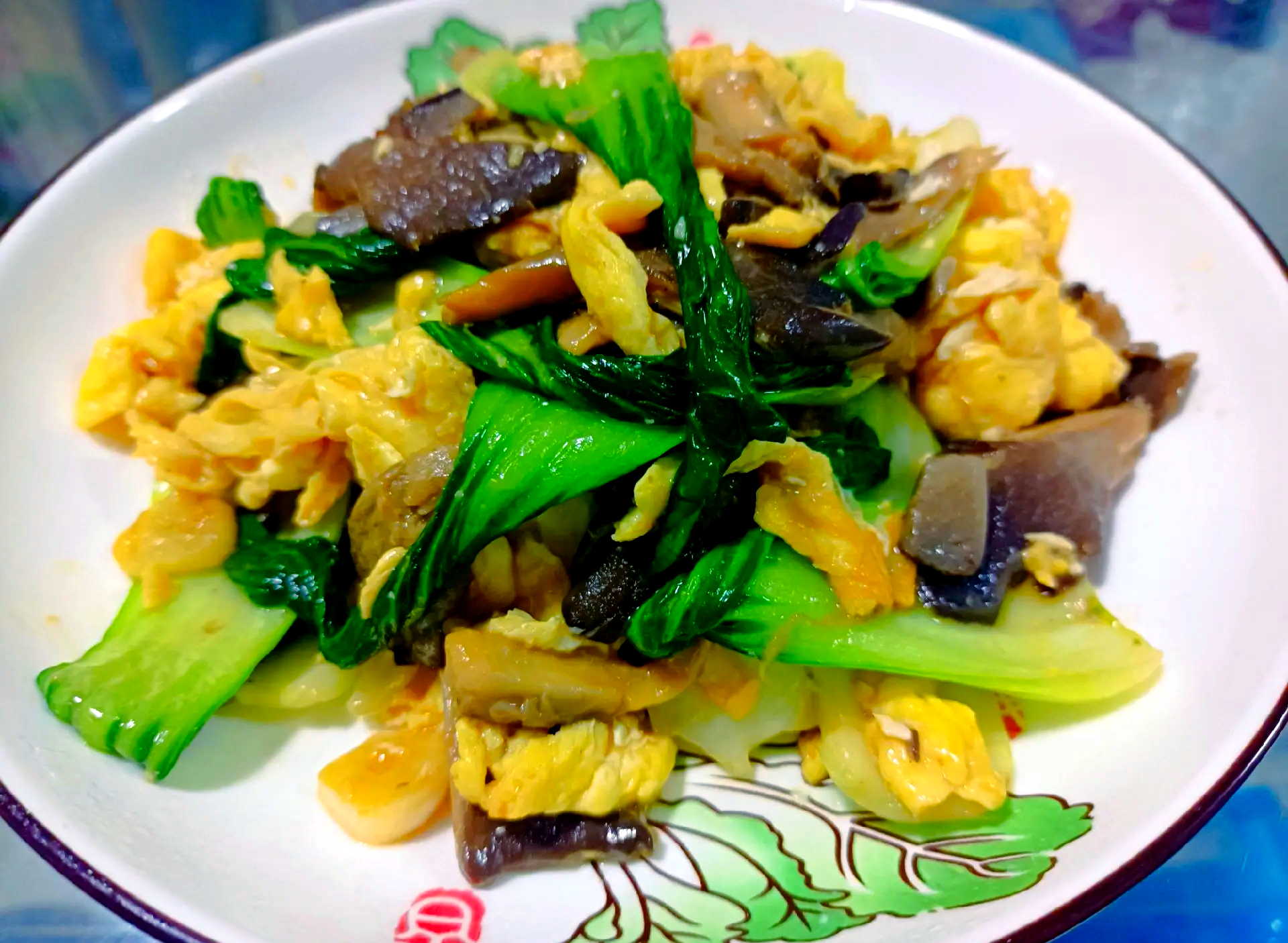 家庭厨房中正在烹饪木耳丝菜肴