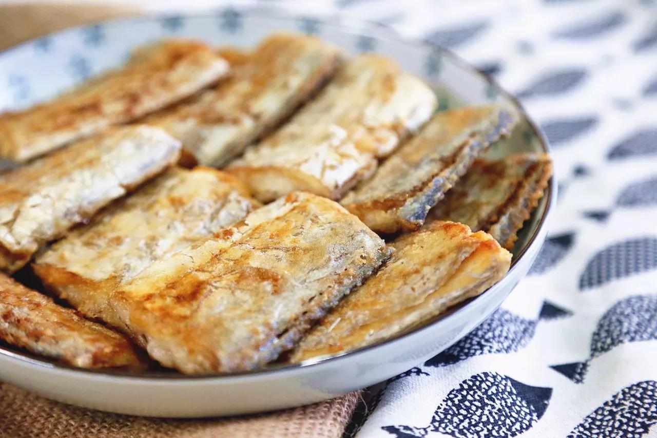 765长茄三种科学烹调法成品对比图:左侧快炒茄条保持深紫黑色泽与脆嫩质地;中间蒸制茄段呈柔润浅紫色,表面微渗清汁;右侧凉拌茄条裹覆金黄橄榄油膜,撒布现磨黑胡椒粒,整体油润反光 765长茄三种科学烹调成品对比图:左为柠檬酸预处理快炒条(紫黑亮泽)、中为整果蒸制去皮段(浅紫柔润)、右为黑胡椒橄榄油凉拌条(油润有光)