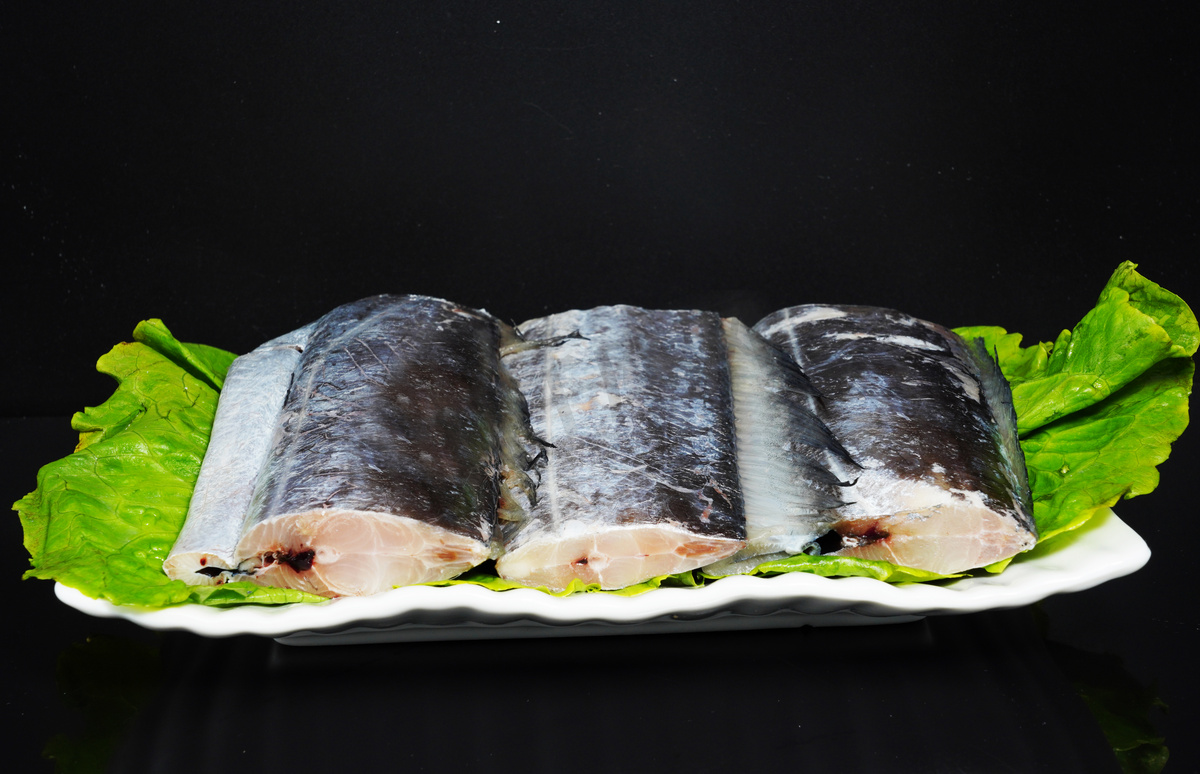 带鱼清洗与切段过程