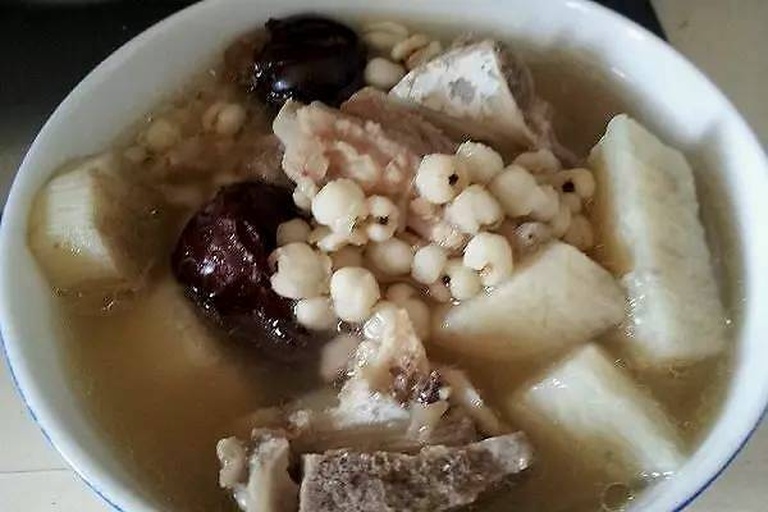 白萝卜生姜陈皮粥烹饪实景,展现温补配伍的食养智慧,强调‘以温制凉、以运代泻’的祛湿核心原则 中式厨房灶台场景:砂锅中慢炖白萝卜生姜陈皮粥,粥体呈半透明乳白色,表面浮有细小姜丝和陈皮碎,热气氤氲
