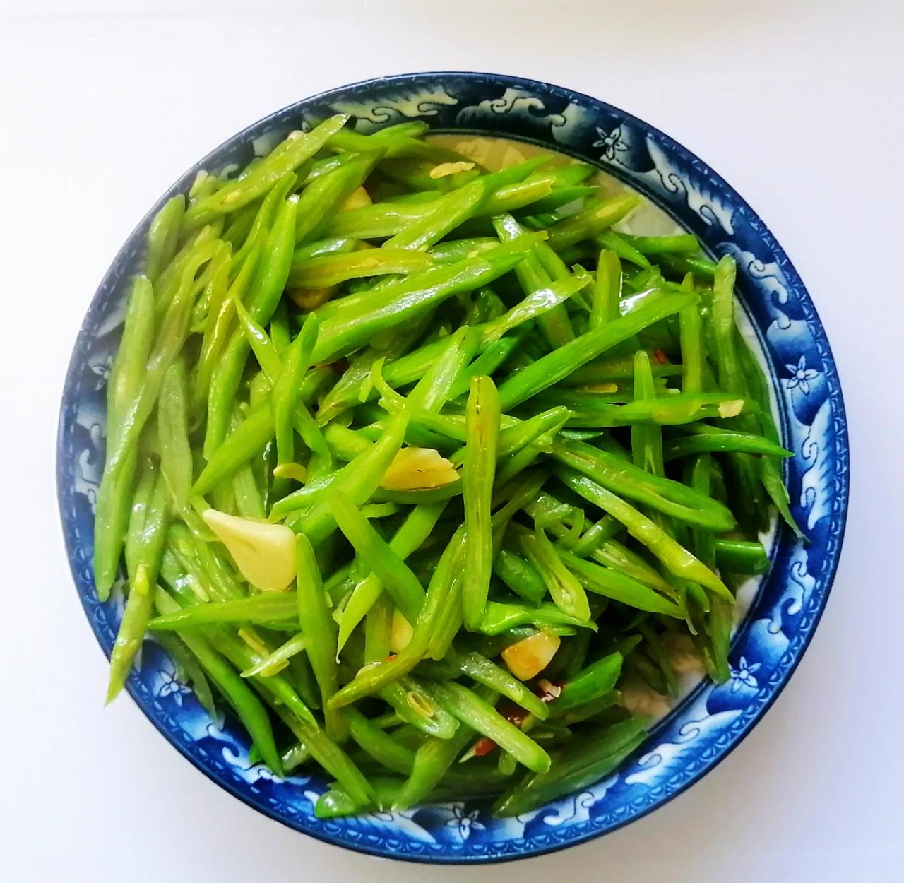 蘑菇四季豆出锅特写