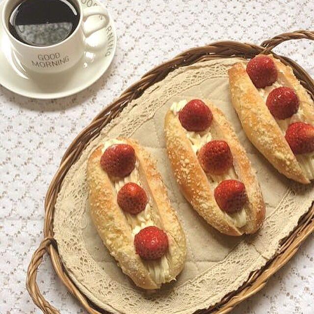 刚出炉的草莓奶油面包摆拍全景图