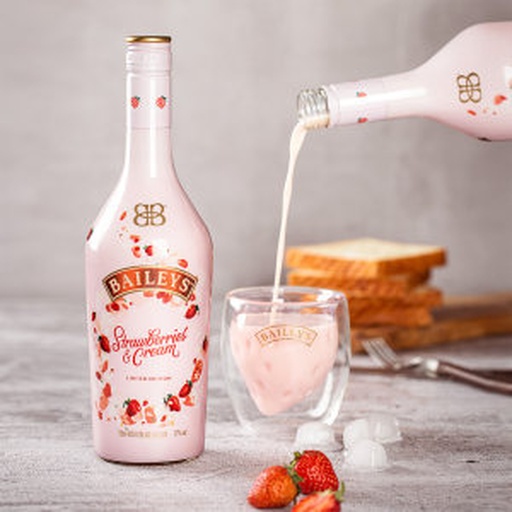 展示一杯精致的草莓奶油酒,杯口装饰草莓片,杯中乳白色酒液与红色草莓果粒交融 草莓奶油酒成品展示