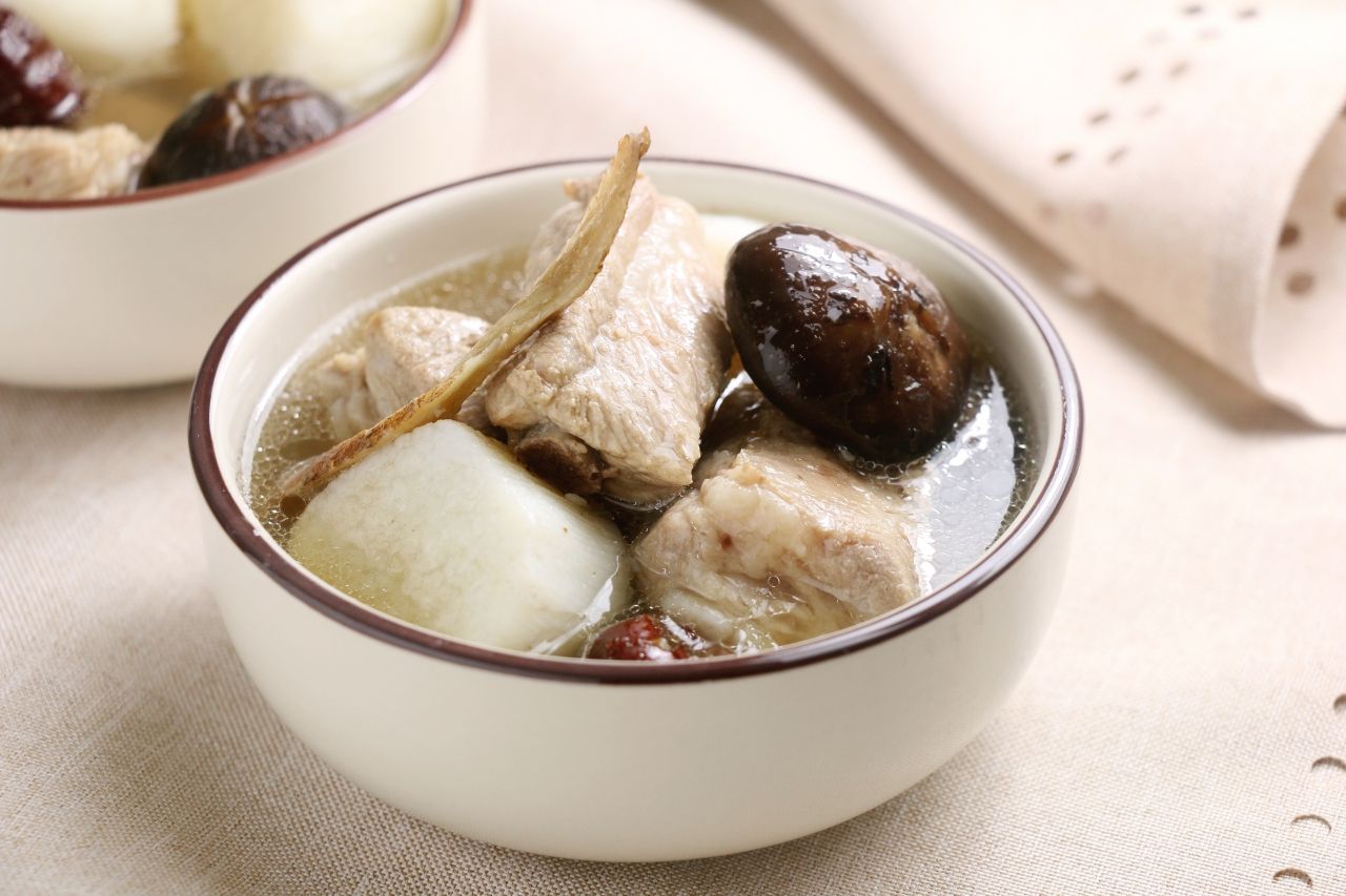 平菇炖排骨成品特写