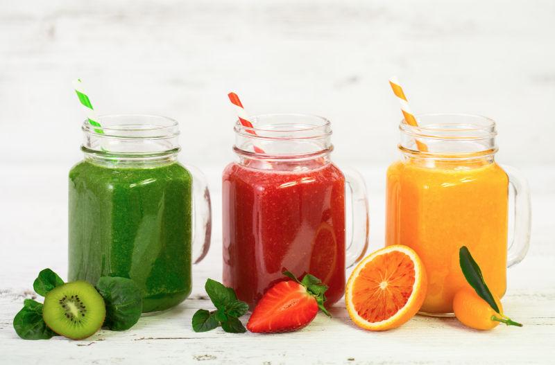 猕猴桃百香果混合果昔制作过程