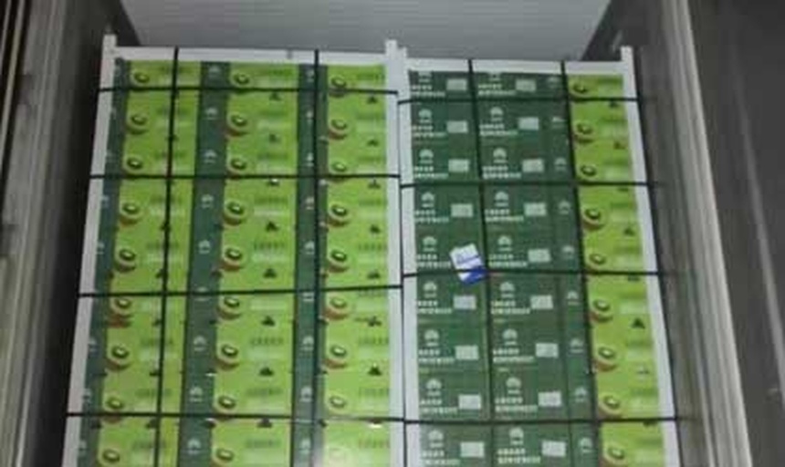 堆放在仓库外的印有‘静宁苹果 GI’标识的纸箱被装入冷链集装箱,准备发往迪拜,旁边有工作人员检查温度记录仪,背景展示丝绸之路风格的宣传海报 甘肃苹果地理标志产品包装与出口集装箱