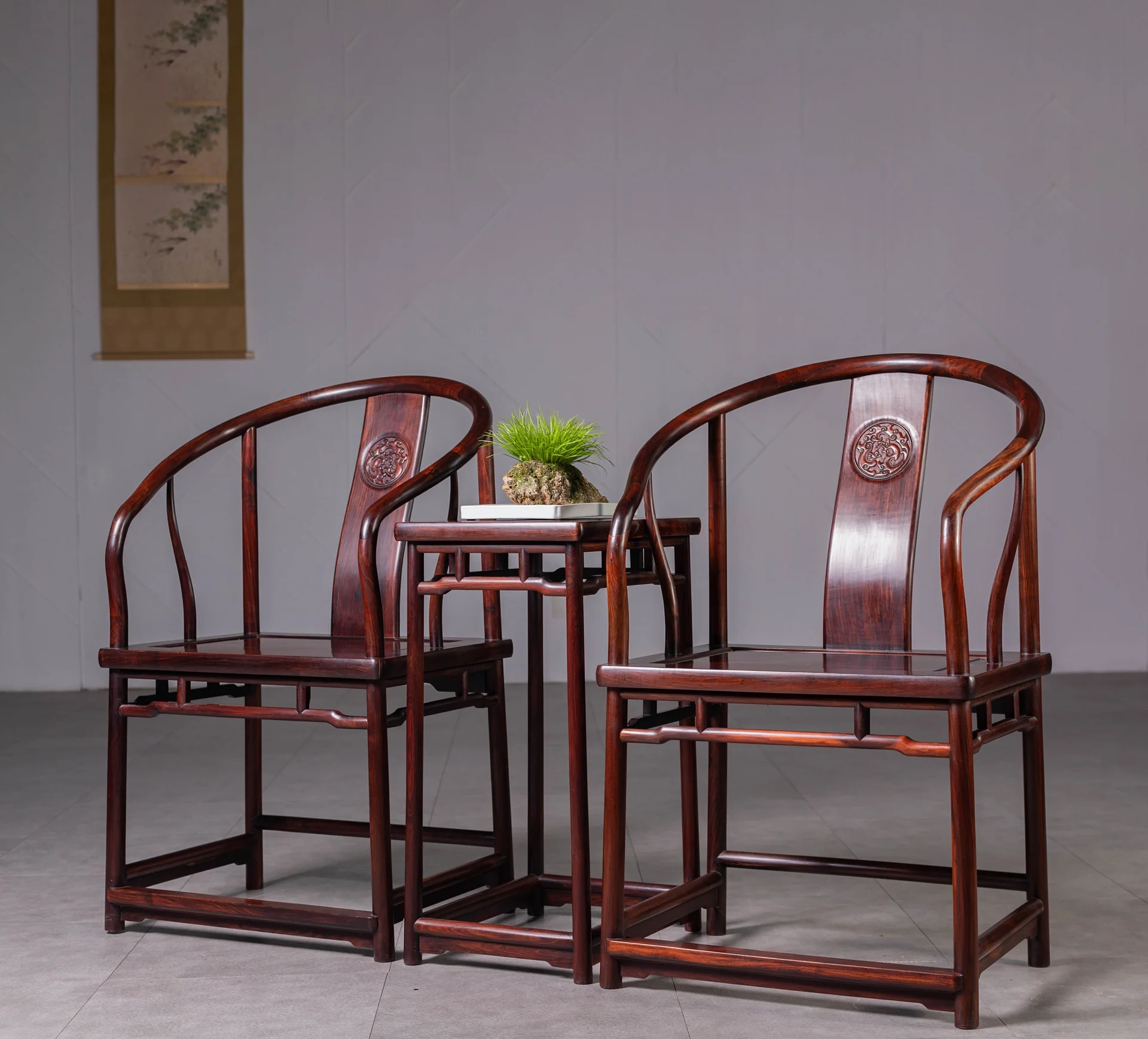 一张由金花梨制成的古典官帽椅,造型优雅,纹理清晰,展现传统工艺之美 金花梨家具展示